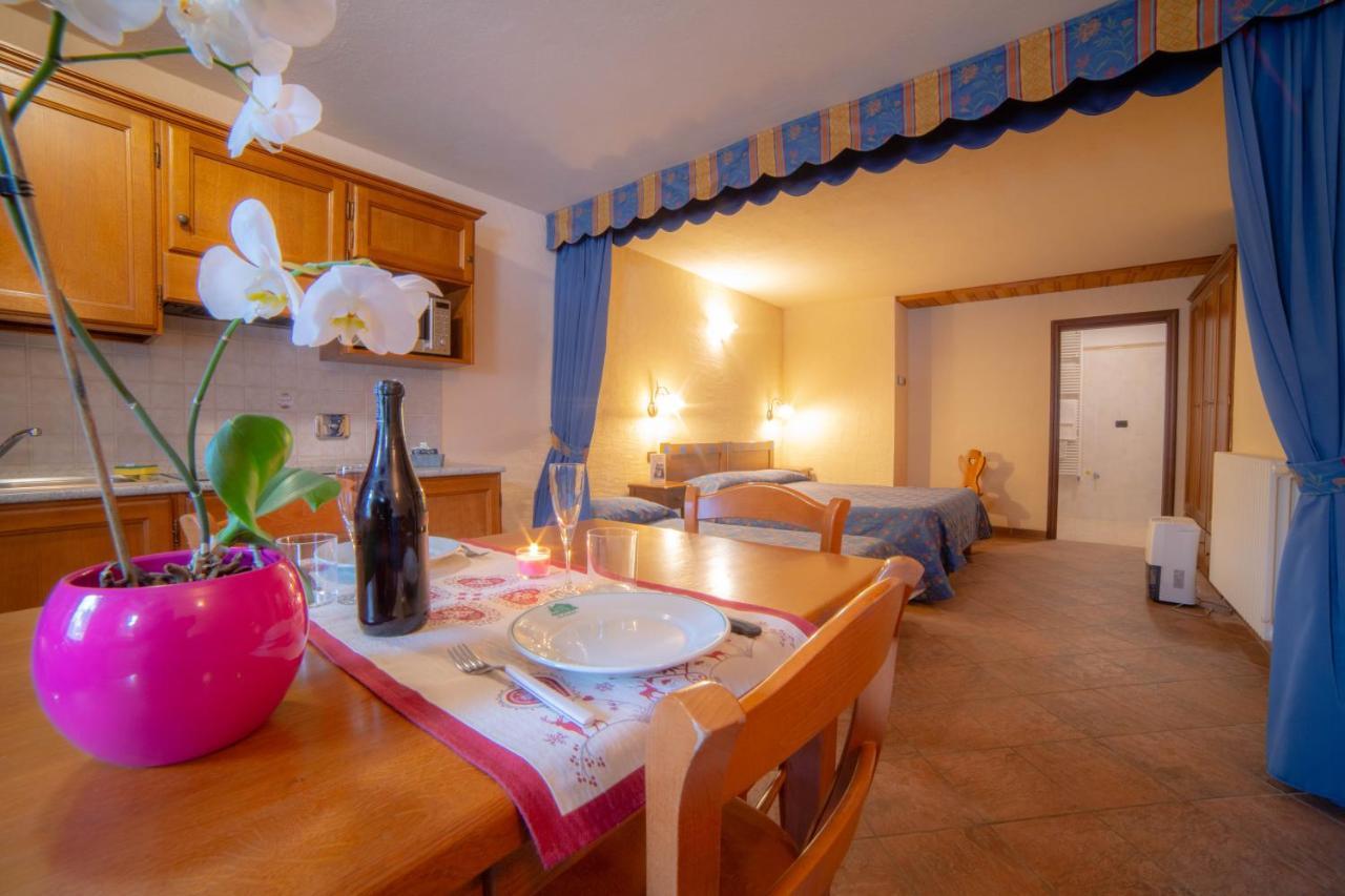 Family Apartments Le Chalet Champoluc Esterno foto