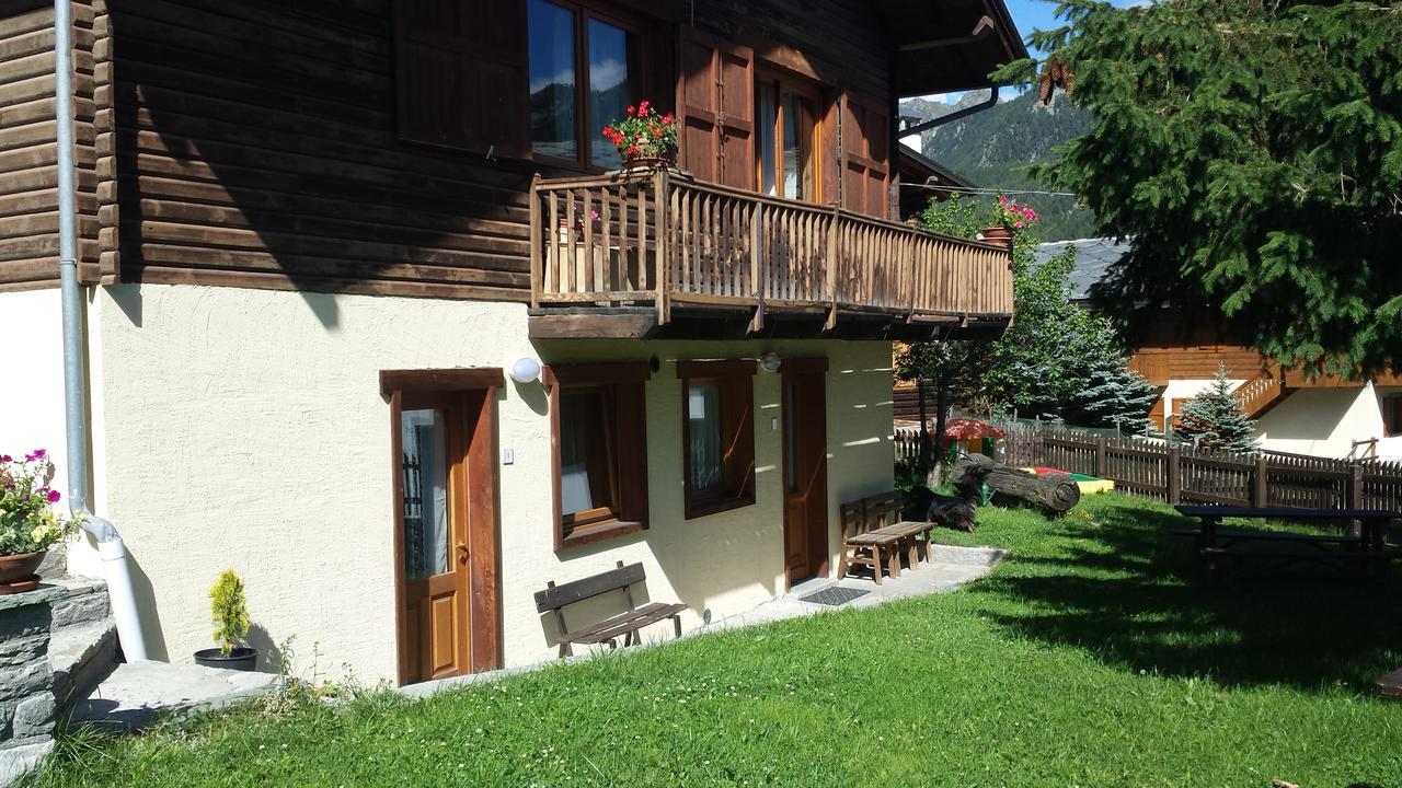 Family Apartments Le Chalet Champoluc Esterno foto