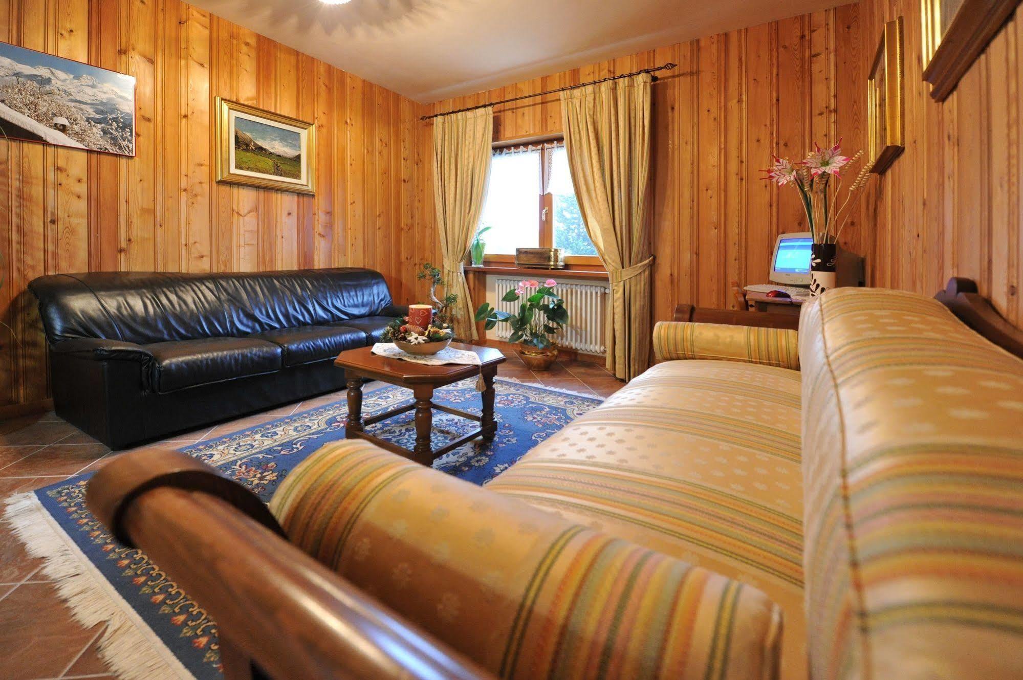 Family Apartments Le Chalet Champoluc Esterno foto
