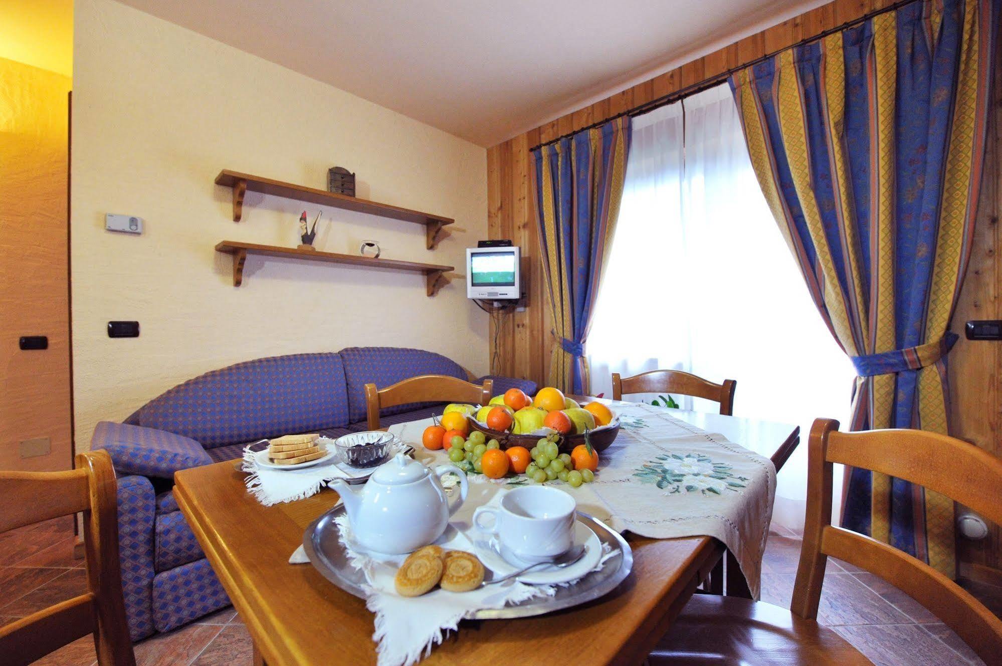 Family Apartments Le Chalet Champoluc Esterno foto